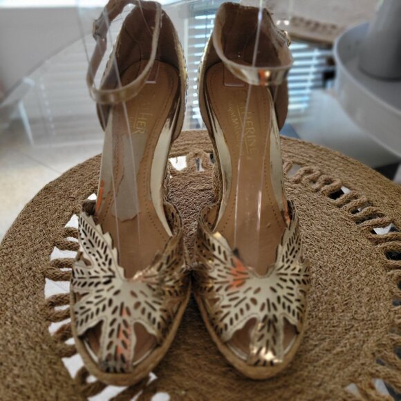 Catherine Malandrino Gold Metallic Leaf Cutout Espadrille Wedge Sandals-SZ 6 - Picture 6 of 9